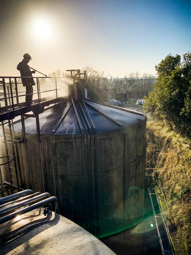 Nettoyage haute pression de silos et passerelles en inox